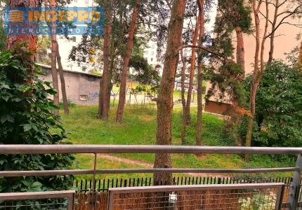widok na zieleń z balkonu