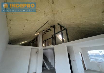 widok z salonu na poddasze
